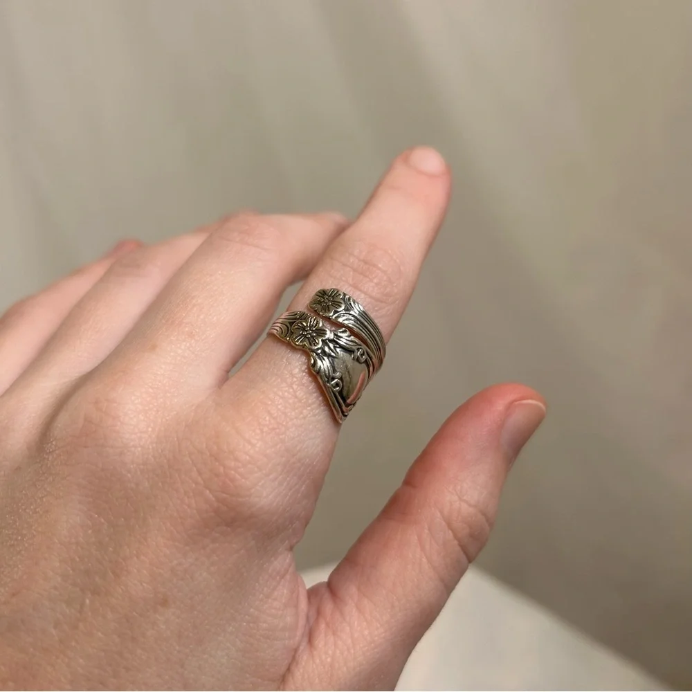 Vintage 1990s Avon Sterling Silver Spoon Ring w/ Floral Details Adjustable - Picture 9 of 9